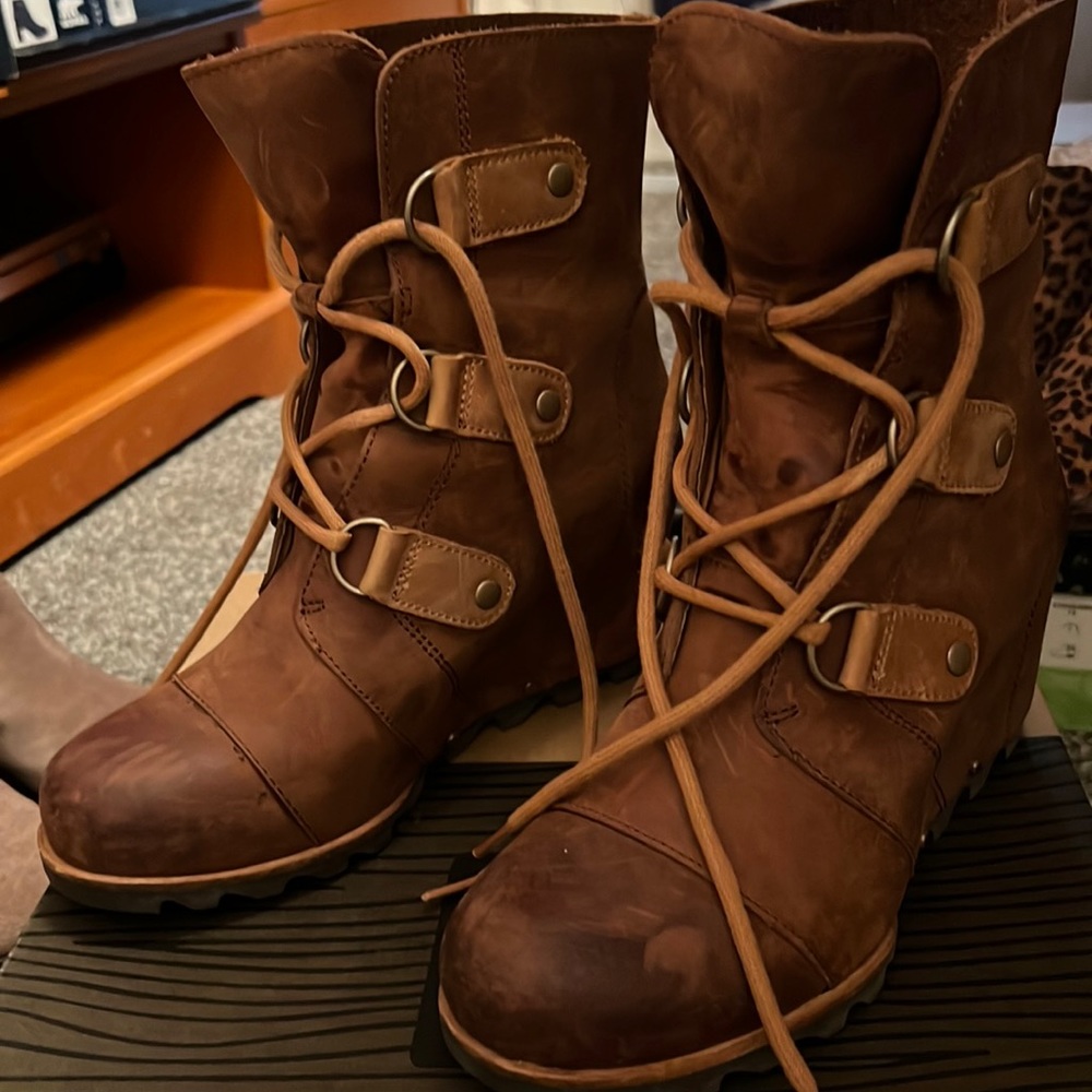Sorel Joan of Arctic mid wedge boot!  Size 8